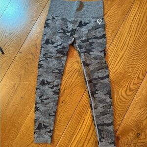 Gray Camouflage Full-Length Leggings with Stretchy Fit